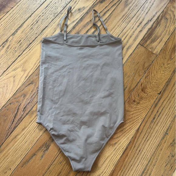 SKIMS Tan Seamless Bodysuit Size S/M - Picture 7 of 7